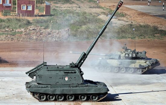 Armatohaubica samobieżna i czołg. Źródło: WIkimedia Commons, domena publiczna.