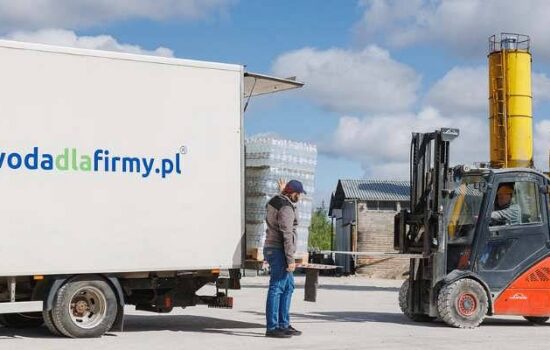 Hurtownia wody mineralnej dla biznesu - dlaczego warto kupować wodę do firmy bezpośrednio od producenta?