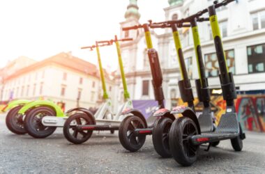 Elektryczne jednoślady w mieście: skuter, rower czy motocykl?