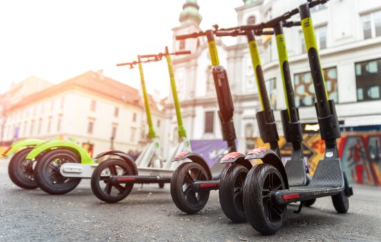 Elektryczne jednoślady w mieście: skuter, rower czy motocykl?