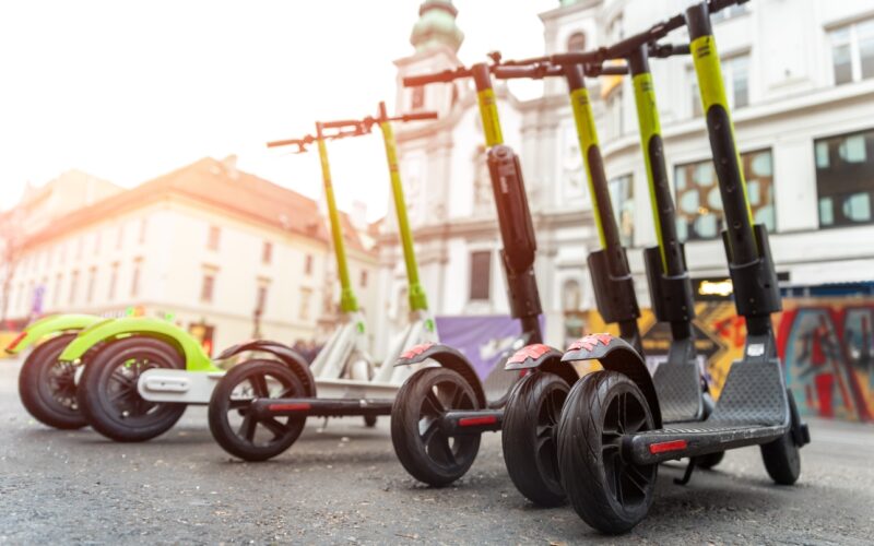 Elektryczne jednoślady w mieście: skuter, rower czy motocykl?