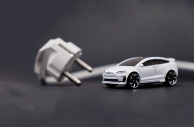 Jak dbać o baterię w samochodzie elektrycznym