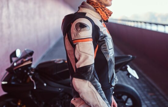 Bezpieczna odzież motocyklowa – jak wybrać kurtkę