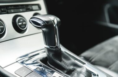 Manualna czy automatyczna skrzynia biegów – co wybrać i dlaczego?