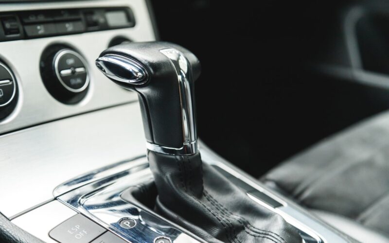 Manualna czy automatyczna skrzynia biegów – co wybrać i dlaczego?